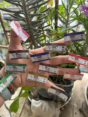 Etiquetas de 2 ml de vial para diferentes productos péptidos con impresión de oro redondo