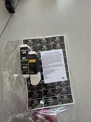 Un conjunto de etiquetas de los frascos de vidrio de 10 ml de PET con láser y caja con instrucciones de papel y frascos